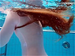 redhead Simonna flashing her figure underwater